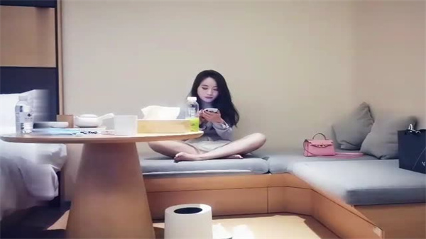 奶子超敏感一碰就喷水!极品短裤骚货高潮连连