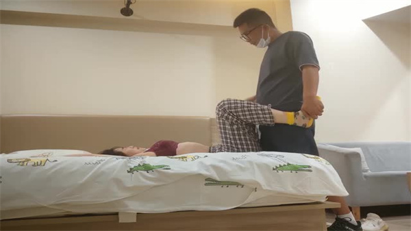 探花新作猛将出击!21岁青春嫩穴多汁,紧致娇喘欲罢不能!